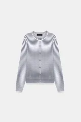 Chaqueta de punto de manga larga con cuello redondo y cierre frontal con botones, diseño a rayas horizontales.
