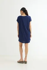 Vestido corto color verde agua con estampado de flor lineal, de corte recto y manga corta. Incluye cinturón de jean anudado a la cintura.