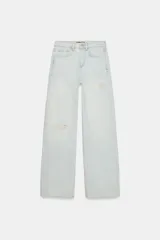 Jeans de tiro medio con corte recto, cinco bolsillos y detalle de rotos. Cierre frontal con cremallera y botón.