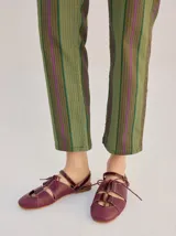 Sandalias planas tipo slingback de cuero marrón, con diseño delantero calado, cierre de cordones y tira trasera ajustable con hebilla.