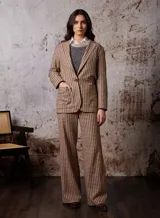 Blazer marrón con estampado de cuadros, solapas de muesca, cierre con un botón, bolsillo de parche en el pecho y bolsillos delanteros con solapa. Pantalón haciendo juego, corte recto y tiro alto.