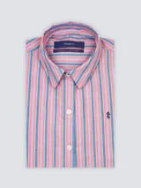 Camisa blanca de algodón, de corte suelto, manga larga y cuello clásico, con cierre frontal de botones y bordado sutil en el pecho.