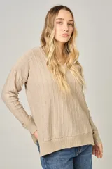 Sweater celeste de punto con escote en V y mangas largas.