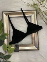 Bralette de estilo triángulo confeccionado en lycra suave y elastizada, con breteles regulables y cierre de gancho en la espalda.