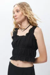 Top blanco sin mangas, elastizado y texturizado.