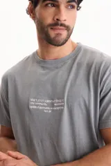 Remera de algodón gris de manga corta con calce semi boxy y pequeño estampado tipográfico en el centro del pecho.