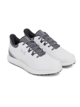 Championes de golf Under Armour modelo Drive Medal SL, color blanco con detalles en gris. Presentan parte superior de microfibra, mediasuela con tecnología Charged Cushioning para amortiguación y suela exterior sin tacos con tracción Rotational Resistance.