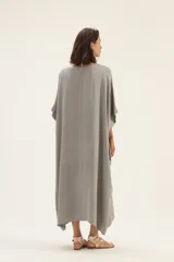 Túnica larga de color gris, de corte holgado y mangas cortas.