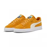 Championes Puma Suede Classic color mostaza con franja lateral blanca y suela blanca.