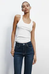 Pantalón de jean azul oscuro de tiro alto, corte cropped flare y cinco bolsillos.