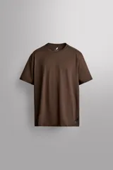 Camiseta de entrenamiento de hombre regular fit color negro, confeccionada en tejido técnico ligero y elástico con cuello redondo y manga corta.
