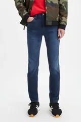 Jeans Levi's modelo 512 Slim Taper de corte ajustado, con diseño de pierna cónica y tiro medio. Confeccionados en denim azul con efecto de lavado sutil.