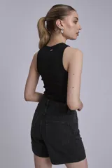 Musculosa de algodón acanalado con cuello redondo, corte ajustado y diseño sin mangas.
