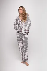Pijama de tela tipo velvet a rayas horizontales grises y blancas, con vivos en color rojo. Incluye camisa de manga larga con botones frontales y bolsillo en el pecho, y pantalón recto con elástico en la cintura.