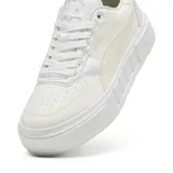 Championes Puma modelo Cali Court, color blanco con detalles en tono crema. Presentan una suela de plataforma robusta, diseño de caña baja y el logo de la marca en el lateral y la suela.