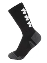 Pack de tres pares de medias deportivas Under Armour de caña media, color negro con detalles en blanco. Presentan diseño con amortiguación, paneles de malla para mayor transpirabilidad y soporte de arco integrado.