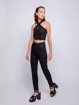 Legging negra de tela brillante con elástico en la cintura.