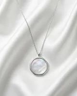 Collar de cadena fina de plata con dije circular de nácar engarzado en plata.