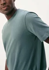 Camiseta básica de manga corta y cuello redondo, color rojo oscuro.