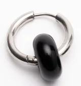 Aros tipo argolla con dije colgante en forma de dona de vidrio negro, montados sobre una estructura de plata 925.