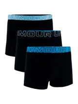 Pack de tres boxers Under Armour de color negro, con cintura elástica ancha en tonos azules que presenta el logo de la marca en contraste.