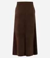 Pollera midi de corte recto con recortes estructurales, confeccionada en suede sintético de tacto suave. Presenta un diseño minimalista con cintura alta y acabado uniforme.