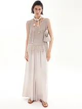 Pantalón palazzo color beige con cintura elástica.