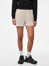Short de algodón con diseño a rayas horizontales en tonos beige y blanco, cintura elástica y calce regular.