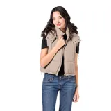 Campera multifunción modular de nylon matelaseado color taupe. Diseño versátil con sistema de cierres que permite transformarla en cuatro versiones: campera larga, campera corta, chaleco largo y chaleco corto. Cuenta con capucha desmontable, cierre frontal completo y bolsillos laterales.