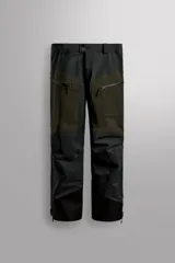 Pantalón deportivo técnico de esquí con tres capas y membrana impermeable. Presenta cintura ajustable, bolsillos frontales con cremalleras termoselladas, aberturas de ventilación laterales, bajos ajustables con refuerzos, polainas interiores y sistema de rescate RECCO integrado.