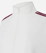Campera deportiva color blanco hueso, con textura de malla waffle, cuello alto y cierre frontal. Presenta dos franjas verticales de color bordó en las mangas.