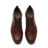 Bota de cuero acordonada con diseño de puntera reforzada y suela de goma, ideal para un look urbano y formal.