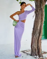 Vestido largo color lavanda de un hombro solo, con manga larga y abertura en la cintura.