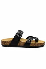 Sandalias estilo birkenstock color blanco, con dos tiras anchas ajustables mediante hebillas metálicas y diseño de ojota en la parte delantera. Presentan plantilla anatómica de corcho y suela de goma antideslizante.