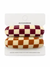 Pack de dos broches para el pelo de resina con acabado brillante, forma rectangular abombada y patrón de cuadros damero en combinaciones de bordó y tostado con marfil.