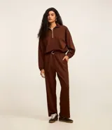 Pantalón de corte recto confeccionado en mezcla de viscosa, poliéster y elastano. Presenta un diseño de tiro medio con cinturón ajustable con hebilla metálica y bolsillos laterales.