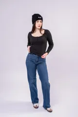 Remera azul de punto canalé, con escote cuadrado y mangas largas.