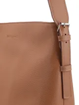 Cartera tipo bandolera de cuero color marrón, con diseño minimalista, correa ajustable y cierre superior.