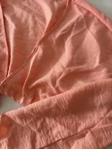 Conjunto de bikini estampado con flores y hojas en tonos rosados, amarillos y verdes. Incluye corpiño con aro y bombacha con lazos laterales.