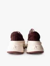 Championes Converse Run Star Crush Ox, modelo de corte bajo con capellada de textura efecto pelo en color bordó, suela plataforma chunky de goma en tono marfil y puntera de goma texturizada.