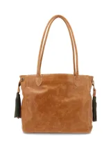 Cartera shopper Hush Puppies de cuero color tostado con doble asa de hombro y borlas decorativas colgantes en los laterales.