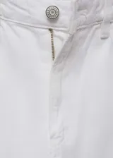 Pantalón de jean de corte recto y tiro medio, con cierre de cremallera y botón, trabillas para cinturón, bolsillos delanteros y traseros de parche.