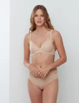 Bombacha tipo brief de microfibra con detalle de encaje en la cintura. Ofrece cobertura completa en la parte trasera y cuenta con elásticos planos para un acabado invisible bajo la ropa.