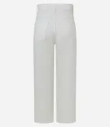 Pantalón de corte recto y largo cropped, confeccionado en sarga de algodón. Presenta cintura con trabillas, cierre frontal con botón y cremallera, y bolsillos funcionales en la parte delantera y trasera.