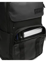 Mochila Under Armour modelo Triumph Camps Pro BP, color negro, con tecnología UA Storm resistente al agua, múltiples bolsillos con cremallera, bolsillos laterales para botellas y compartimento acolchado para portátil.