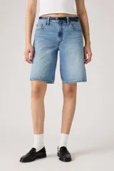 Short de jean celeste de corte amplio, estilo bermuda, con tiro alto y ruedo desflecado.