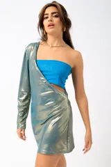 Vestido corto de un solo hombro con manga larga, confeccionado en tejido metalizado con acabado brillante.