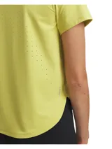 Remera deportiva de manga corta con tecnología Iso-Chill que disipa el calor corporal. Presenta perforaciones láser laterales para mayor ventilación, bajo curvado y tejido elástico en cuatro direcciones que absorbe el sudor y se seca rápidamente.