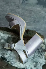 Sandalias de tacón alto y ancho, con plataforma delantera, tira en la punta y tira ajustable al tobillo con hebilla metálica dorada.