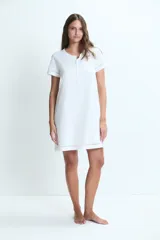Camisón corto de algodón color blanco, con cuello redondo, cierre frontal parcial con botones y detalle de calado en mangas y ruedo.